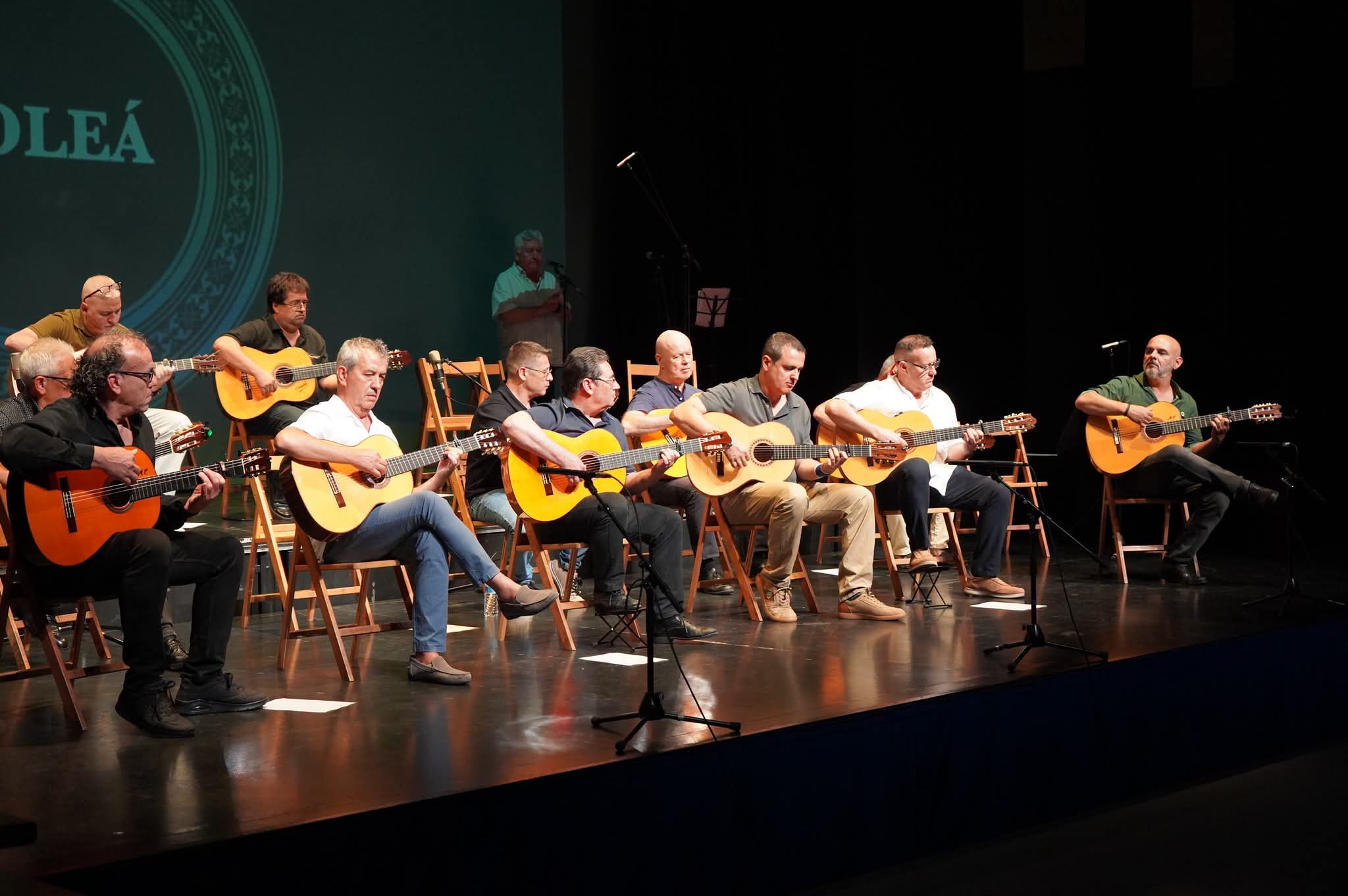 Más de cincuenta alumnos con sus guitarras sobre el escenario en el Festival de la Guitarra de La Llagosta