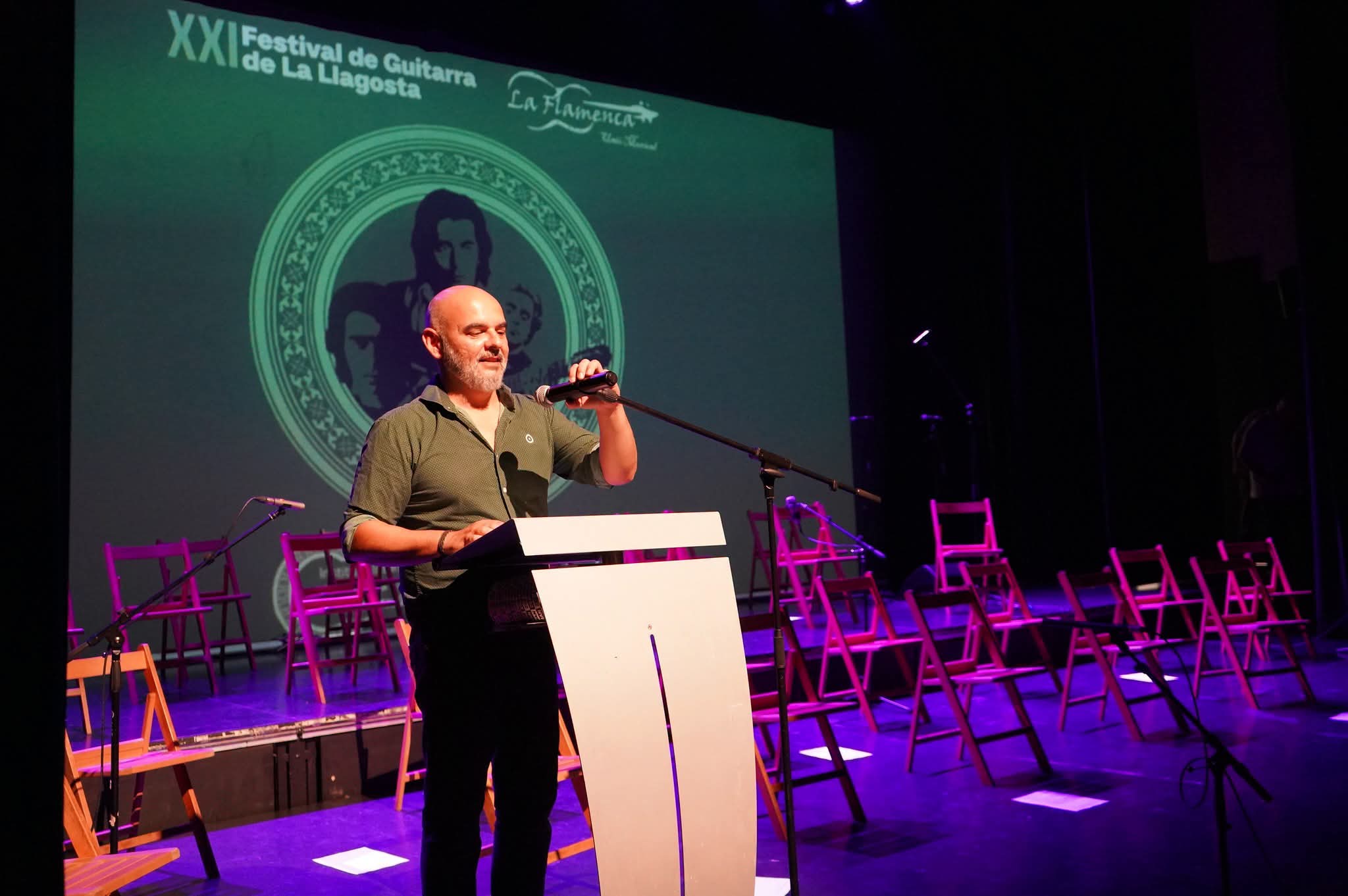 Paco Garfia, director del primer centro adscrito del Instituto, en el atril durante la presentación