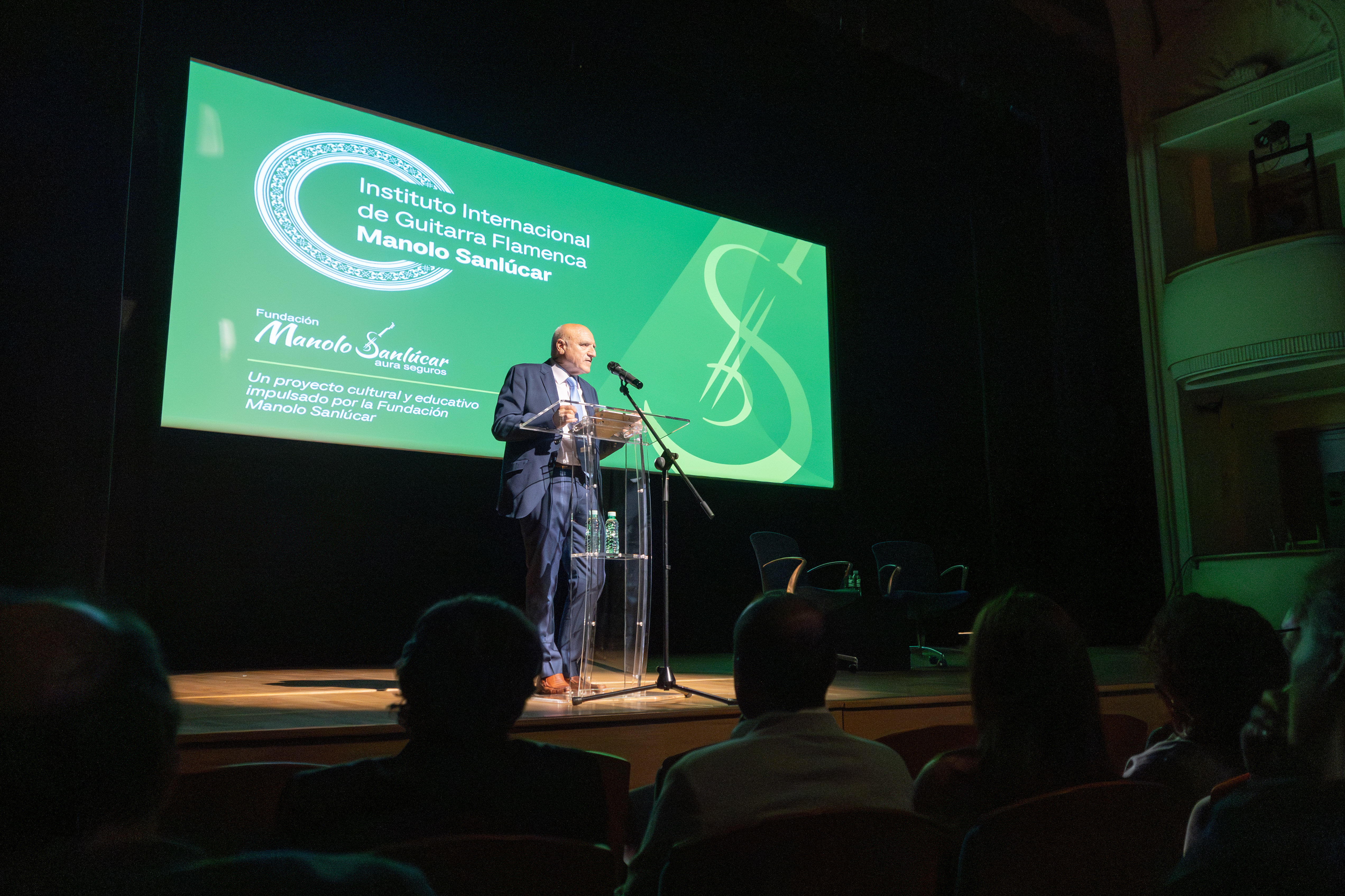 José Martínez Talavera en el atril durante la presentación